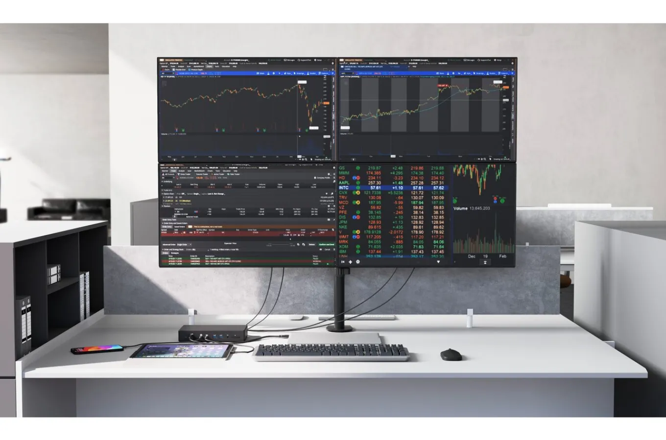 Kensington SD4880P EQ USB-C® 10Gbps Quad Video 17-in-1 Driverless Dock 100W PD - DP/HDMI® - Window Outlet